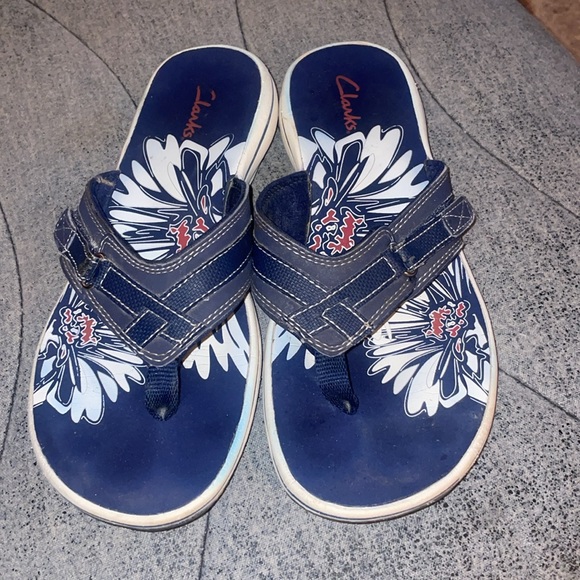 Clark’s sandals size 8M. Pretty good used condition. The bottoms look almost new - Picture 3 of 3